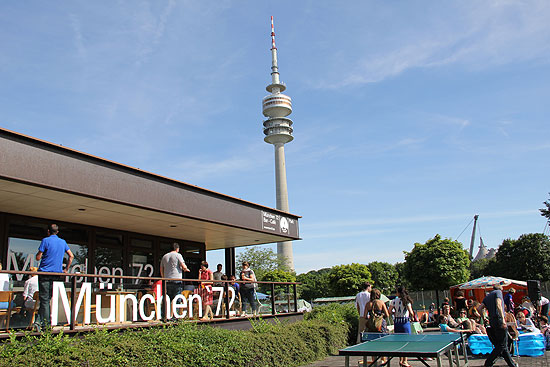 München '72 - die Terrasse mit Blick auf den Olympiaturm (©Foto: MartiN Schmitz)